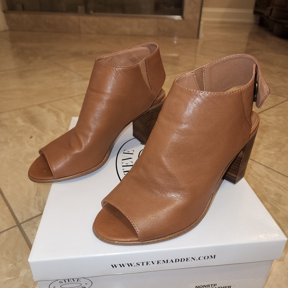 Steve Madden Tan nonstp heels - Picture 3 of 5
